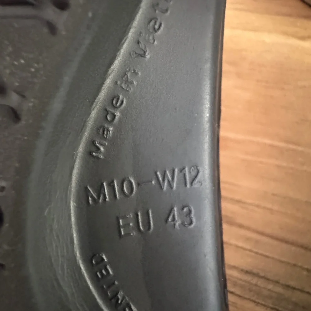 EUC Oofos Black Slides Sandals M10/W12
